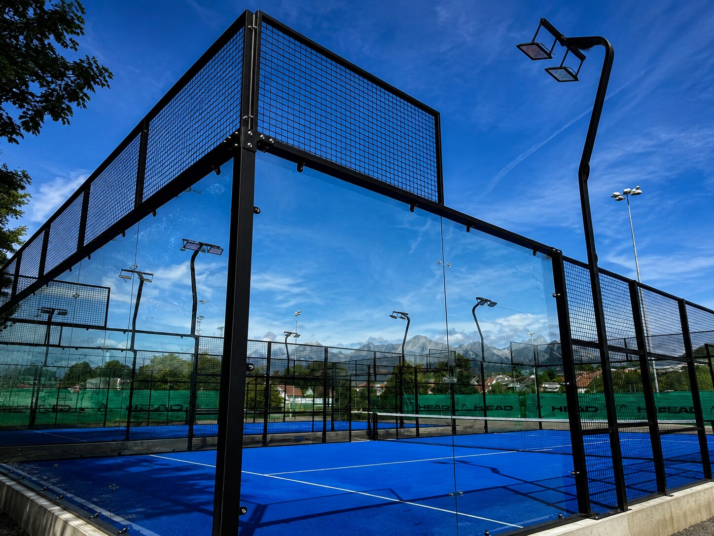 Modré padelové kurty Racket Land Poprad s výhľadom na Vysoké Tatry